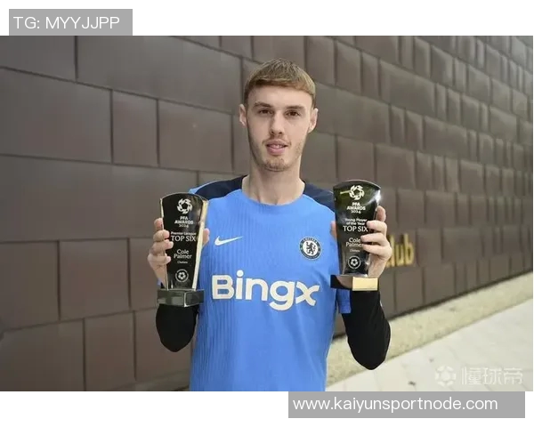 帕尔默荣获PFA年度最佳球员奖杯照片曝光引发热议